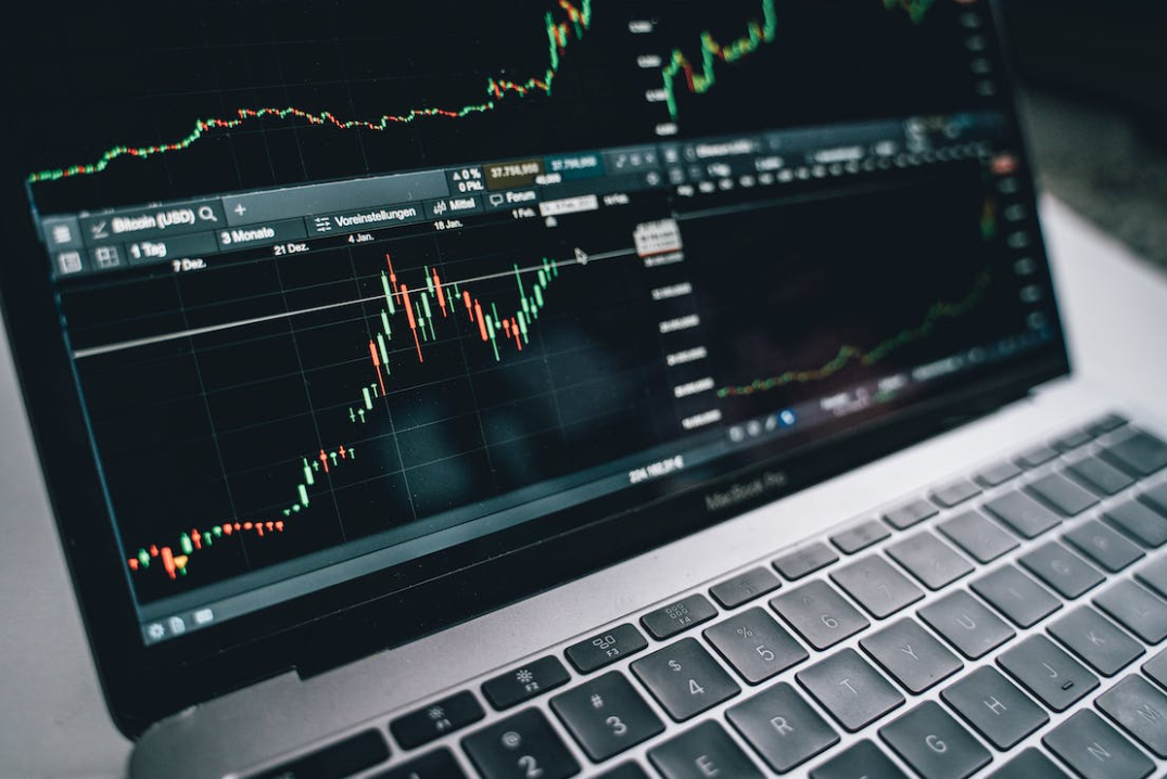  زوج العملات USD / JPY  وصل إلى أعلى مستوياته في ستة أيام بالقرب من 144.00 مع ارتفاع عائدات الولايات المتحدة